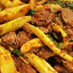 ผัดพริกแกงเนื้อใส่หน่อไม้ราดข้าว