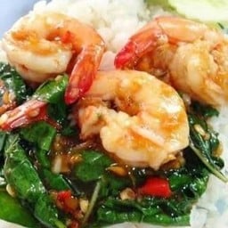 กระเพรากุ้งราดข้าว