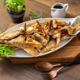 ปลากะพงทอดซอสมะขาม