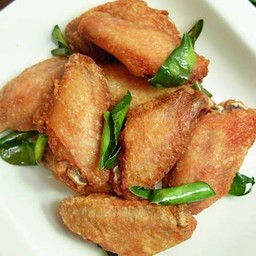ปีกไก่ทอดเกลือ น้ำจิ้มแจ่ว