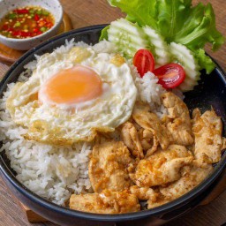 ข้าวไก่กระเทียมพริกไทยไข่ดาว