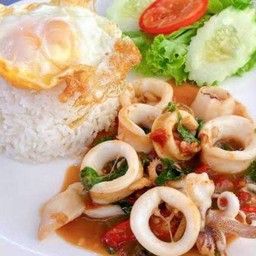 ข้าวกระเพราปลาหมึก+ไข่ดาว