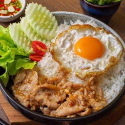 ข้าวหมูกระเทียมพริกไทยไข่ดาว