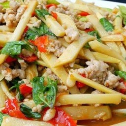 ผัดกระเพราหมูสับใส่หน่อไม้ราดข้าว,,