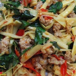 ผัดกระเพราเนื้อใส่หน่อไม้ราดข้าว