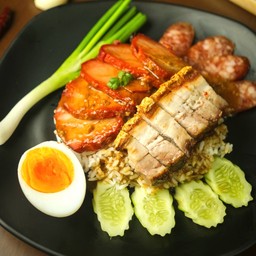 ข้าวหมูแดง+หมูกรอบ+กุนเชียง+ไข่