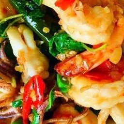 ผัดกระเพรารวมมิตรเป็นกับข้าว