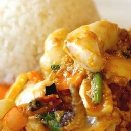 ผัดผงกะหรี่ทะเล ราดข้าว