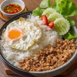 ข้าวหมูสับกระเทียมพริกไทยไข่ดาว