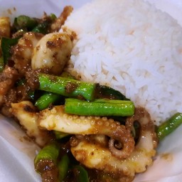 หมึกสายผัดพริกแกงใต้ราดข้าว