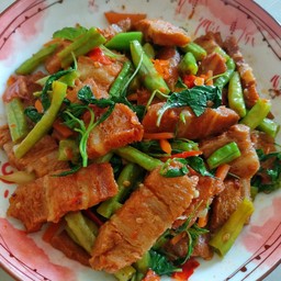 ผัดกระเพราหมูกรอบเจ