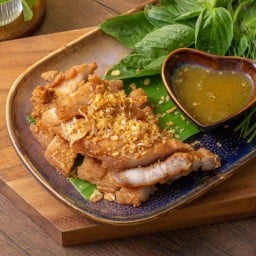 สามชั้นทอดกระเทียม