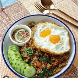 ข้าวกะเพราคลุกไข่แฝด