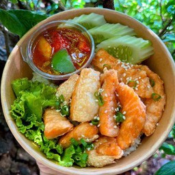 ข้าวราดหน้าแซลม่อนทอด