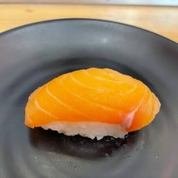 ข้าวปั้นหน้าแซลมอนสด