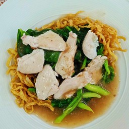 ราดหน้าไก่หมักเส้นใหญ่