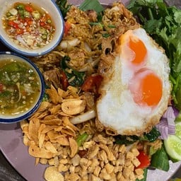 ข้าวผัดซีอิ้วคอหมูย่าง