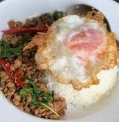 กระเพาหมูสับราดข้าว