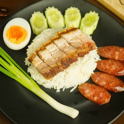 ข้าวหมูกรอบ+กุนเชียง+ไข่
