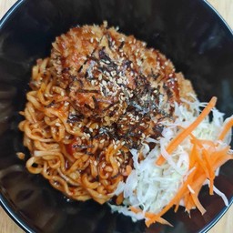 มาม่าผัดซอสเกาหลีหมูทงคัตสึ