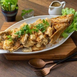 ปลากะพงทอดกระเทียม