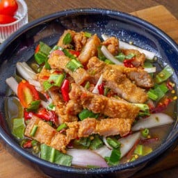 ยำนัวสามชั้นทอด