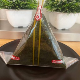 ข้าวปั้นสามเหลี่ยม ใส้ปูอัด ไข่กุ้ง มายองเนส