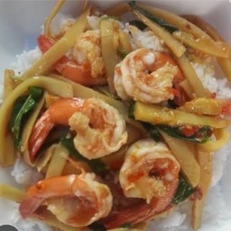 ผัดกระเพรากุ้งใส่หน่อไม้ราดข้าว