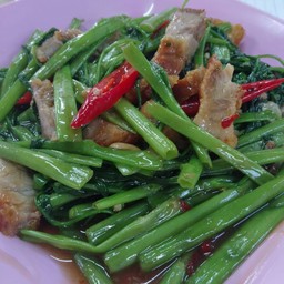 ผัดผักบุ้งไฟแดงหมูกรอบ