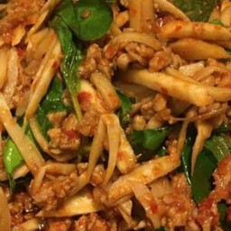 ผัดกระเพราหมูสับใส่หน่อไม้ราดข้าว