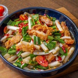 ยำนัวไหลบัวสามชั้นทอด