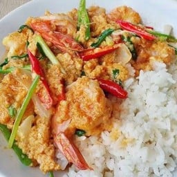 ผัดผงกะหรี่กุ้ง ราดข้าว