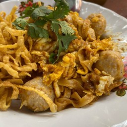 ข้าวซอยคั่วลูกชิ้นหมู