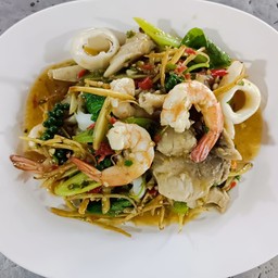 ข้าวผัดกระเพราหมูสับ,หมูกรอบ