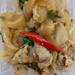 เส้นใหญ่ผัดกะเพราหมู