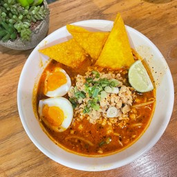 ก๋วยเตี๋ยวต้มยำไก่สับโบราณ