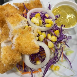 สลัดปลาทอด