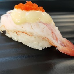ข้าวปั้นหน้ากุ้งซูชิ + ไข่กุ้ง