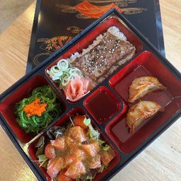 Bento Premium ข้าวหมูชาบู+ยำสาหร่าย+แซลมอนแซ่บ+เกี๊ยวซ่า 2 ชิ้น