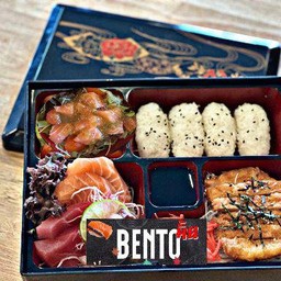 Bento Premium ข้าวหมูทงคัตซึ+ซาชิมิทูน่า 2 ชิ้น ซาชิมิแซลมอน 2 ชิ้น+แซลมอนแซ่บ