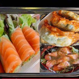 Bento SET มั้ย +สลัดโรลแซลมอน 3 คำ+เกี๊ยวซ่า+สลัดแซลมอนแซ่บ