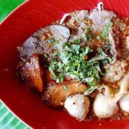 ป้าแดงก๋วยเตี๋ยวหมูต้มยำ สาขาซอยวัดพระเงิน