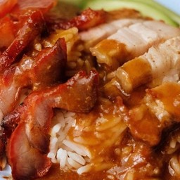 ข้าว หมูแดง หมูกรอบ