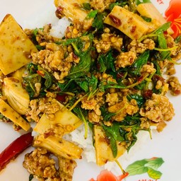 ข้าวกะเพราหมูสับหมูยอ