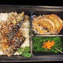 Bento SET มั้ย  ข้าวปลาซาบะย่าง+เกี๊ยวซ่า 2 ชิ้น+ยำสาหร่าย