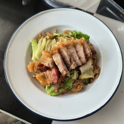 ผัดซีอิ๊วหมูกรอบ (กะหล่ำปลี)