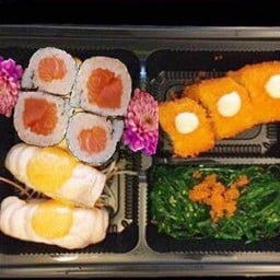 Bento SET มั้ย โรลแคลิฟอร์เนีย+ซูชิแซลมอนเบิร์น 2+มากิแซลมอน+ ยำสาหร่าย