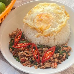 ข้าวกะเพราหมูสับ (ฟรีไข่ดาว)