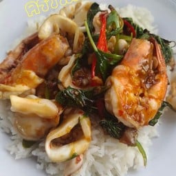 กระเพรากุ้งหมึก