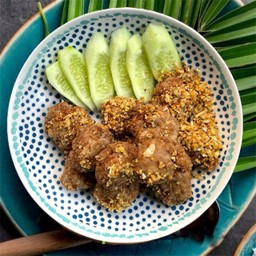 หมูก้อนทอดกระเทียมพริกไทยราดข้าว